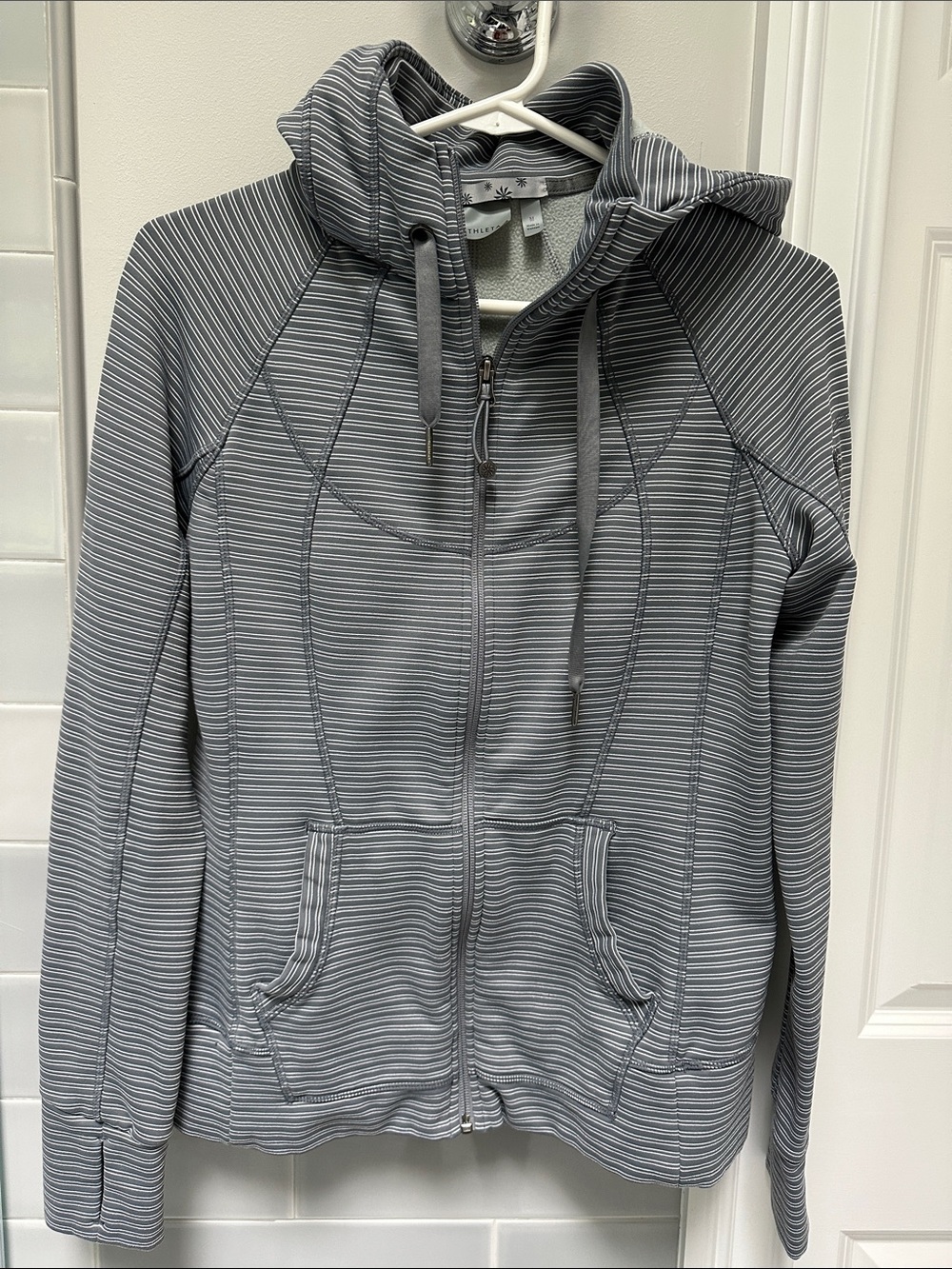Athleta Fleece lined jacket Medium
Perfect for day on the water or at the beach